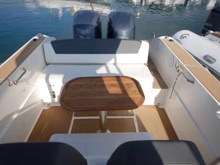 Łódż półsztywna do wynajmu w Marine de Sant'Ambrogio w najlepszej cenie