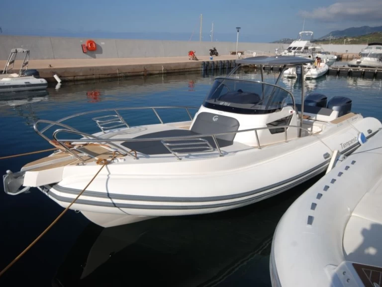 Łódż półsztywna do wynajmu w Marine de Sant'Ambrogio w najlepszej cenie