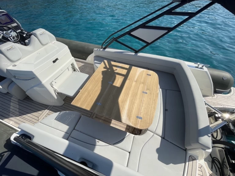 Łódż półsztywna do wynajmu w Marine de Sant'Ambrogio w najlepszej cenie