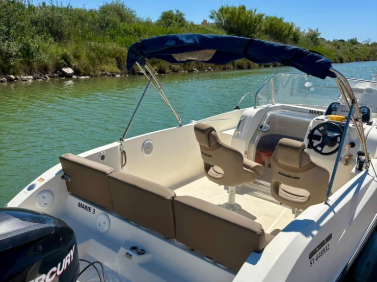 Quicksilver Activ 675 Sundeck między profesjonalistami a osobami prywatnymi w Carnon-Plage