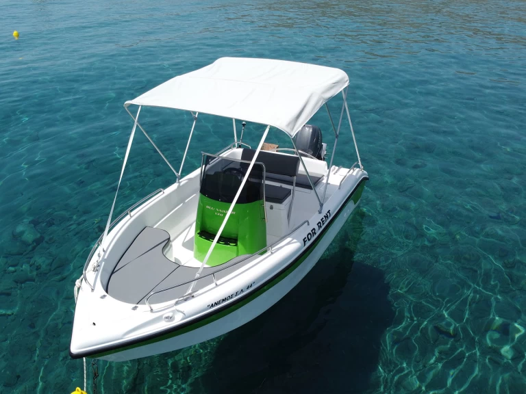 Poseidon Blue Water NE między profesjonalistami a osobami prywatnymi w Lárdos