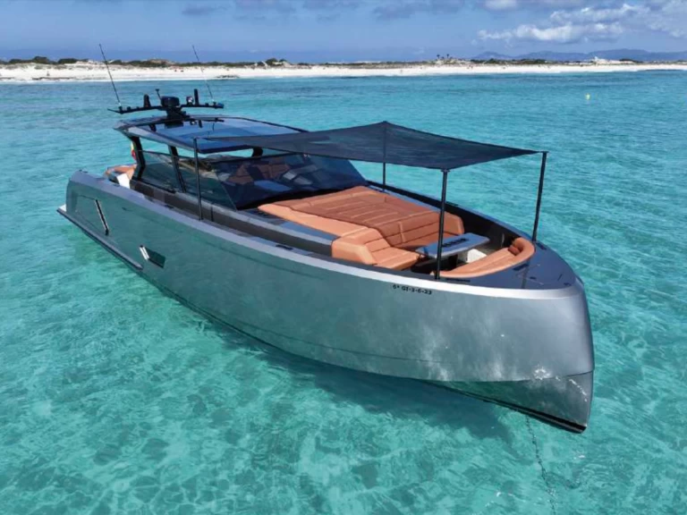 Vanquish VQ 58 między profesjonalistami a osobami prywatnymi w Marina Ibiza