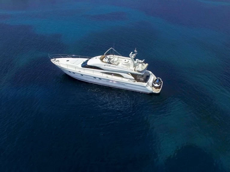 Ferretti Ferretti 760 między profesjonalistami a osobami prywatnymi w Limáni Lavríou