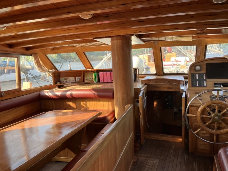 Wynajem łodzi Port Cogolin tanio Caïque