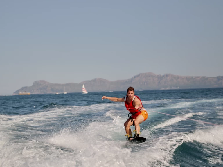 Wynajem Motorówka Monterey z patentem 