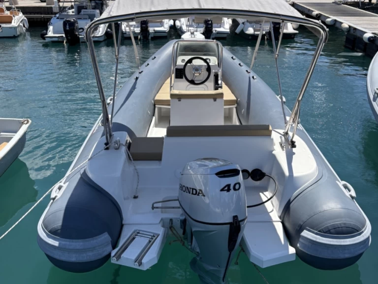 Łódż półsztywna do wynajmu w Salerno w najlepszej cenie