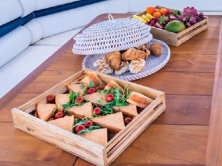 Wynajem Luksusowy jacht Mangusta z patentem 