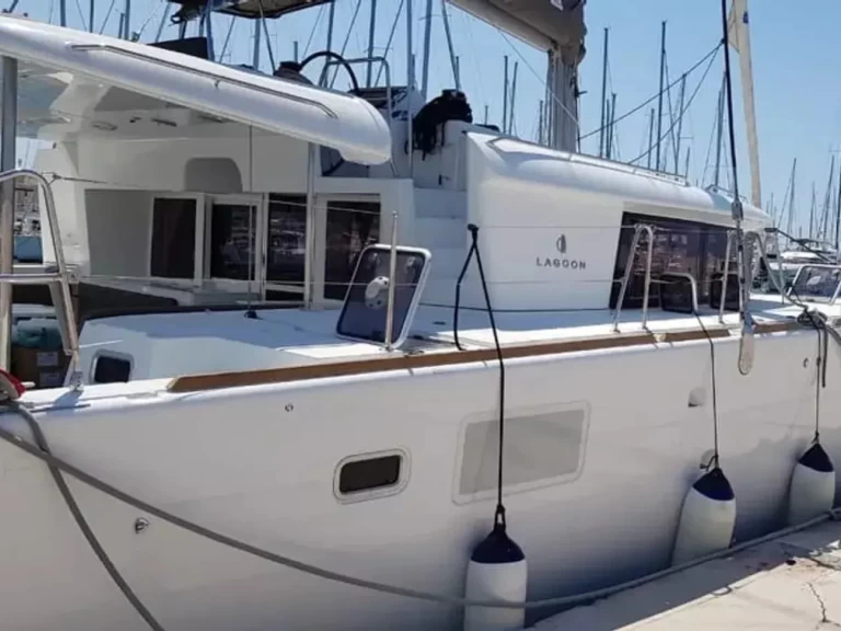 Wynajem łodzi Lagoon Lagoon 450 w Alimos na SamBoat 
