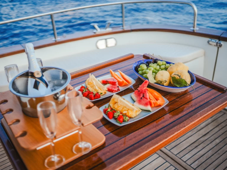 Wynajem Motorówka Gozzo z patentem 