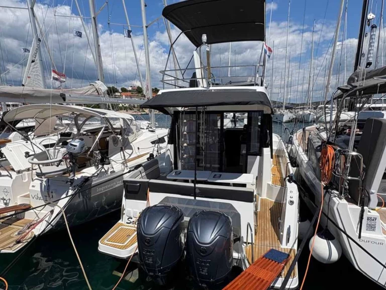 Wynajem Motorówka w Jezera - Jeanneau Merry Fisher 1095 Fly