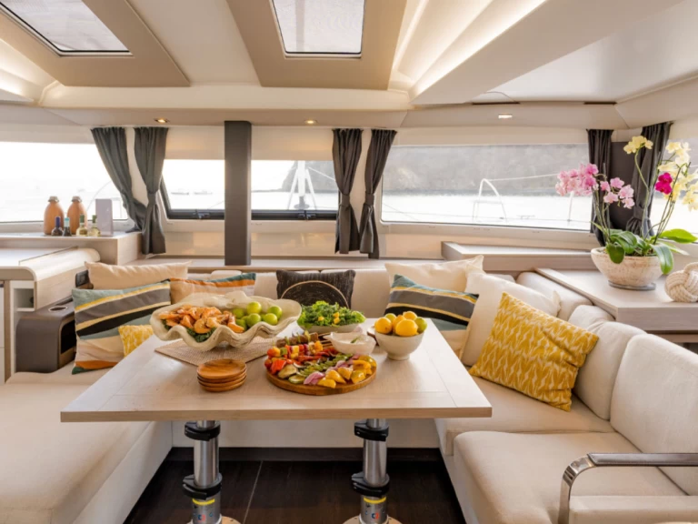 Fountaine Pajot Elba 45 między profesjonalistami a osobami prywatnymi w Culebra