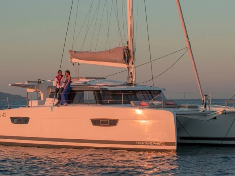 Wynajem Katamaran Fountaine Pajot z patentem 