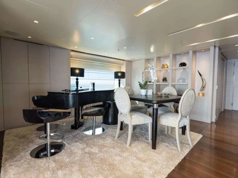 Custom BURKUT między profesjonalistami a osobami prywatnymi w Neapol