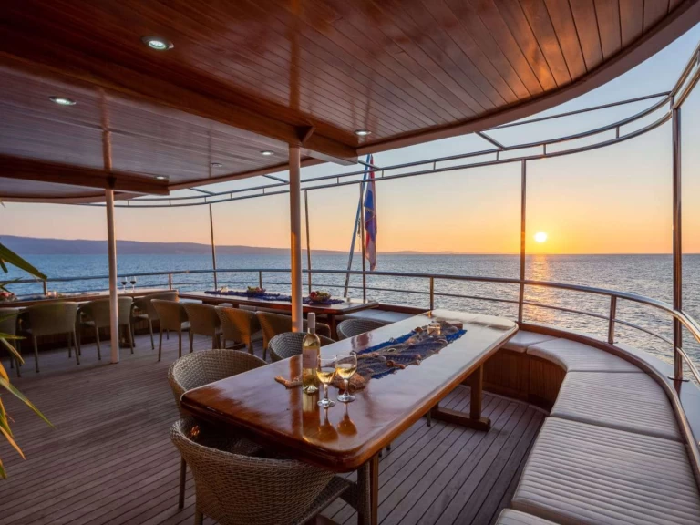 Wynajem Luksusowy jacht Brodosplit z patentem 