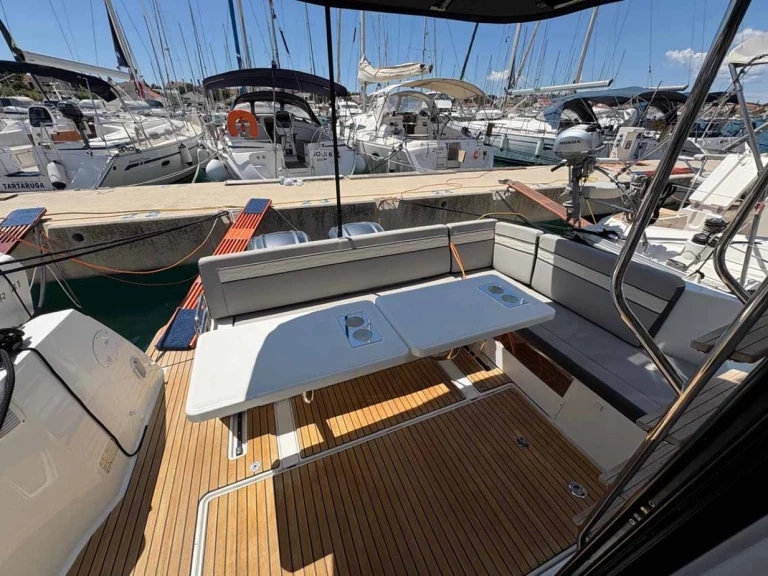 Wynajem Motorówka w Jezera - Jeanneau Merry Fisher 1095 Fly