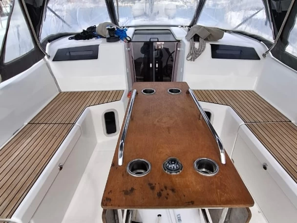 Wynajem Żaglowiec Bénéteau z patentem 