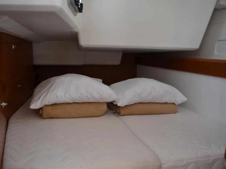 Wynajmij Żaglowiec z lub bez skippera Jeanneau w Donji Seget