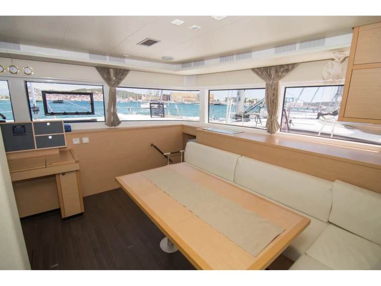 Wynajem Katamaran Lagoon z patentem 