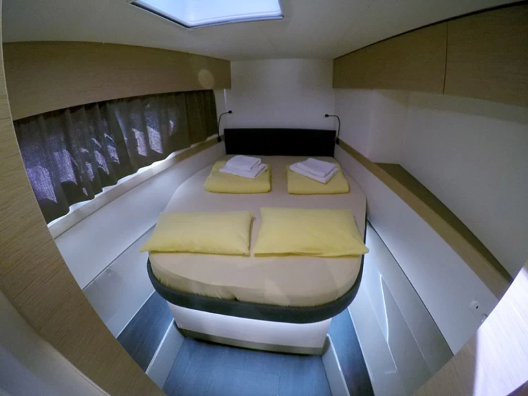 Wynajem Katamaran Fountaine Pajot z patentem 