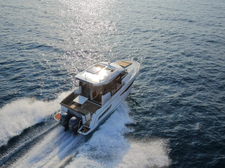 Jeanneau Merry Fisher 895 Offshore między profesjonalistami a osobami prywatnymi w Split