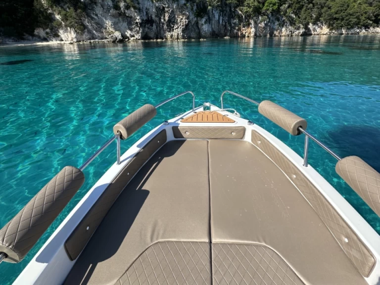 Wynajmij Karel Ithaca 550 w Syvota Marina