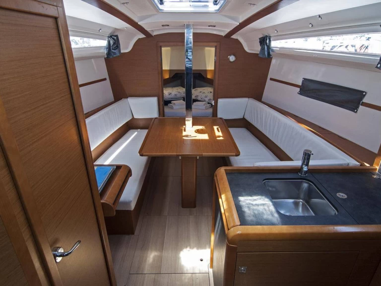 Wynajem Żaglowiec Jeanneau z patentem 