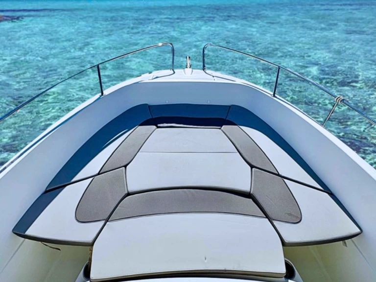 Jeanneau Cap Camarat 7.5 Style między profesjonalistami a osobami prywatnymi w Hyeres