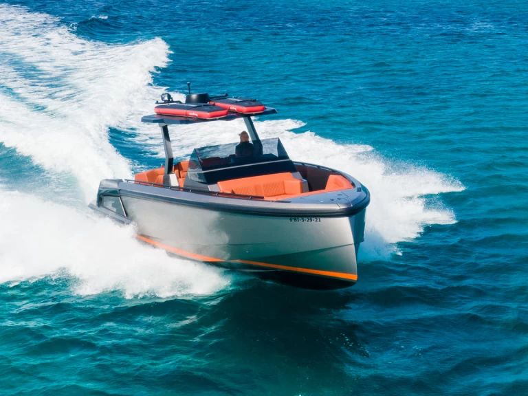 Vanquish VQ 40 Caja Tres między profesjonalistami a osobami prywatnymi w Ibiza Town