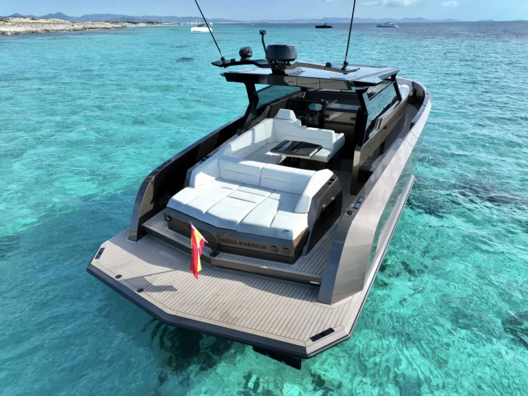 Wynajmij Vanquish VQ45 T Top w Ibiza Town