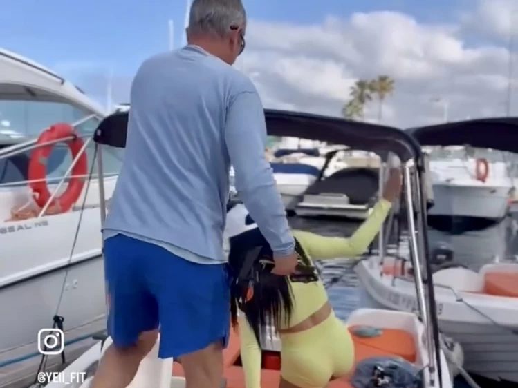 Mareti 460 między profesjonalistami a osobami prywatnymi w Adeje