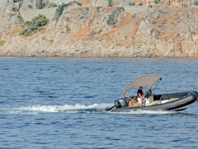 Łódż półsztywna do wynajmu w Hydra w najlepszej cenie