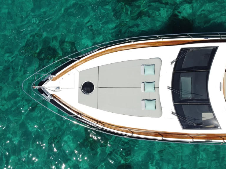 Astondoa 53 open między profesjonalistami a osobami prywatnymi w Ibiza Town