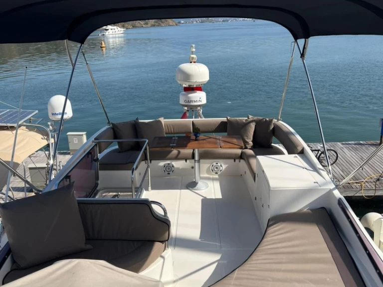 Wynajem Motorówka Numarine z patentem 