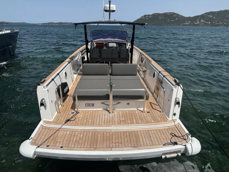 Fjord Fjord 36 między profesjonalistami a osobami prywatnymi w Porto-Vecchio