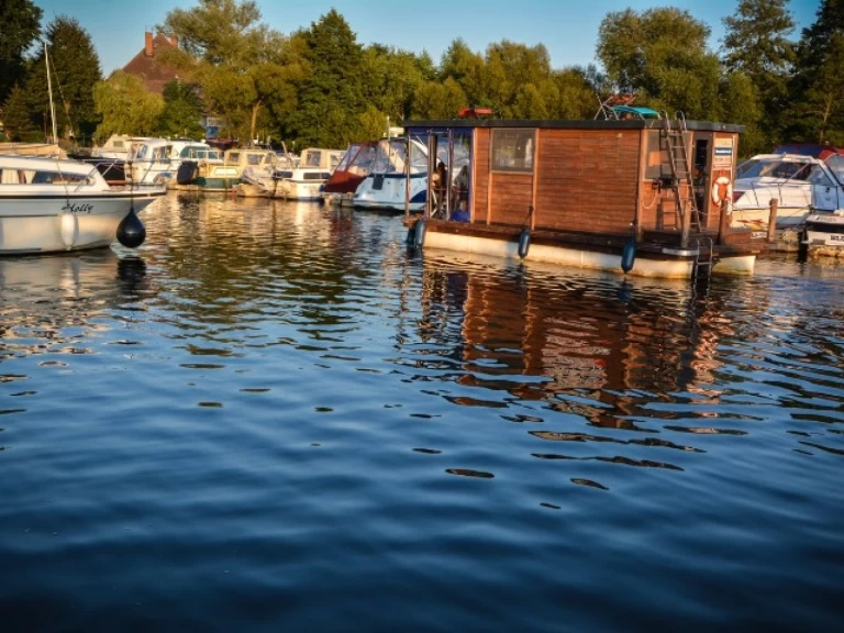 Wynajmij Floss D7 w Wolziger See