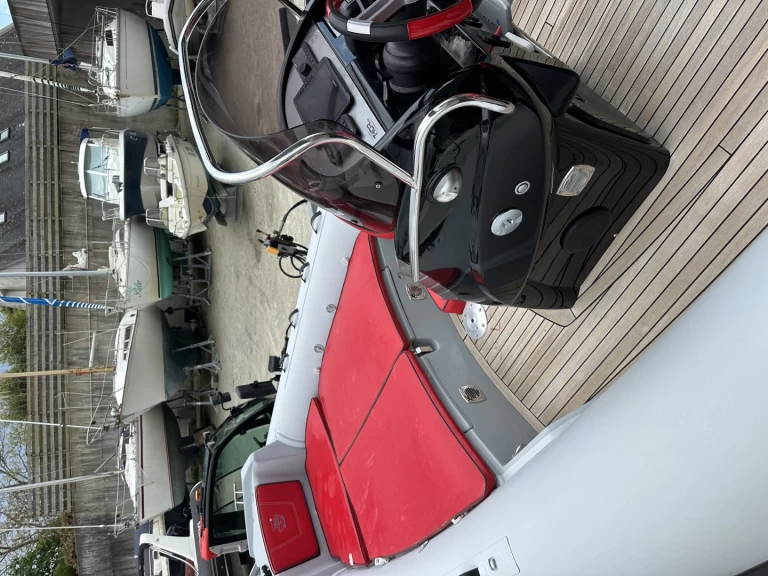 Łódż półsztywna do wynajmu w Arzon w najlepszej cenie