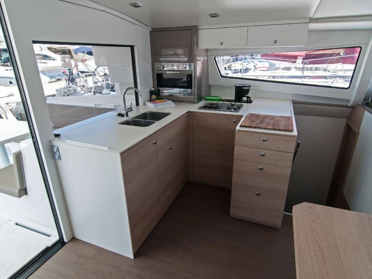 Wynajmij Katamaran z lub bez skippera Bali w Split