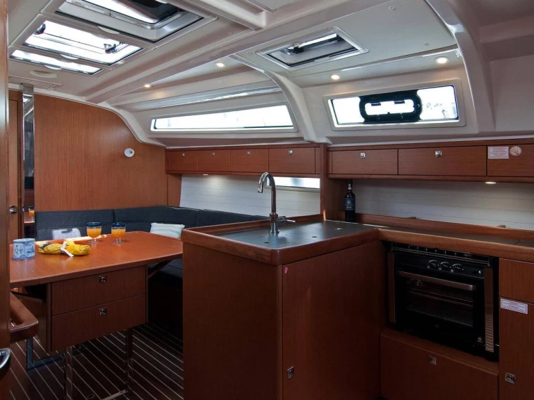 Wynajem Żaglowiec Bavaria z patentem 