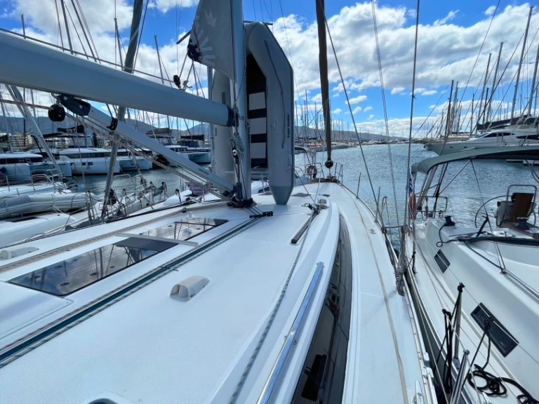 Bavaria Cruiser 51 między profesjonalistami a osobami prywatnymi w Alimos