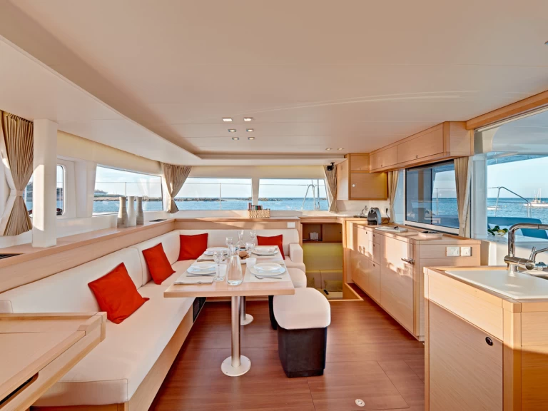 Lagoon Lagoon 450 F między profesjonalistami a osobami prywatnymi w Lefkáda