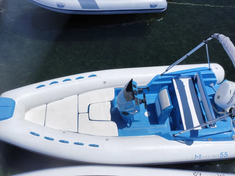 Łódż półsztywna do wynajmu w Porto Rotondo w najlepszej cenie