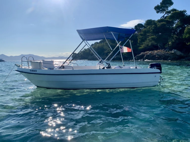 Aypol Tekne Aypol 450 między profesjonalistami a osobami prywatnymi w Mandelieu-la-Napoule