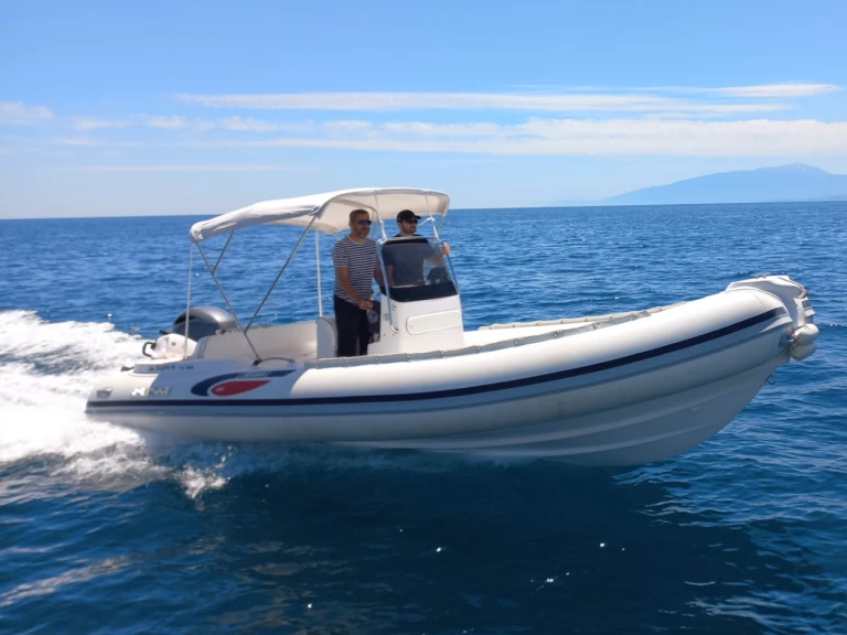 Wynajem Łódż półsztywna Selva z patentem 