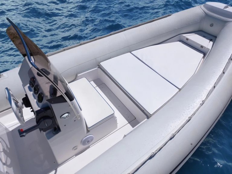 Wynajem Łódż półsztywna w Órmos Sívota - Selva Selva D680