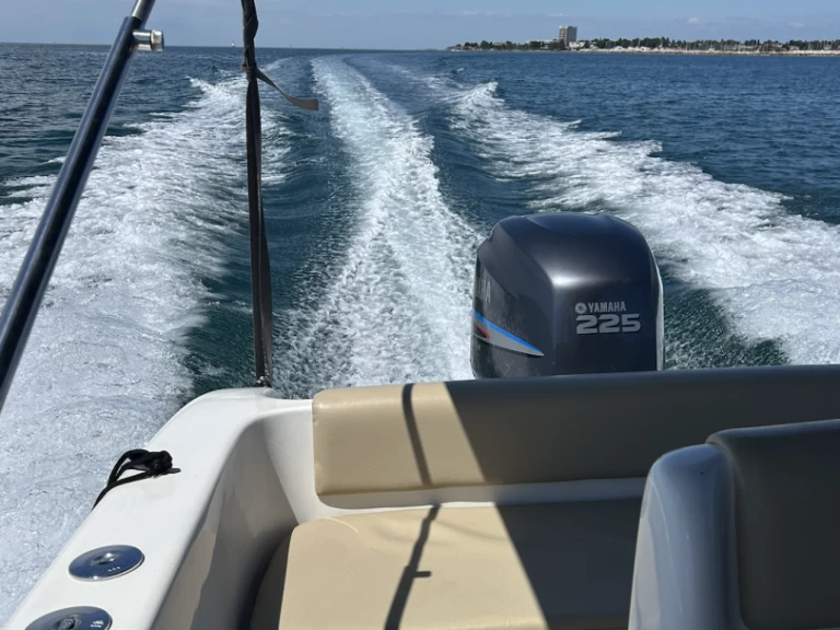 Wynajem Motorówka tecnofiber z patentem 