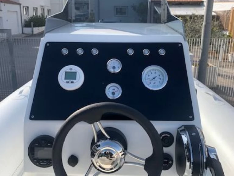 Wynajem Łódż półsztywna Astronautica z patentem 