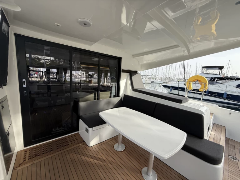 Lagoon Lagoon 42 między profesjonalistami a osobami prywatnymi w Alimos