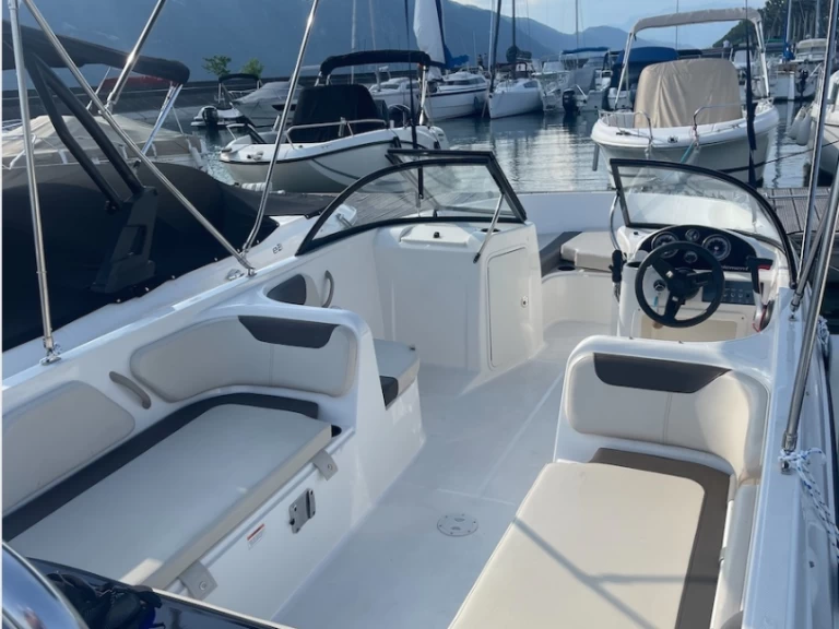 Wynajem Motorówka Bayliner z patentem 