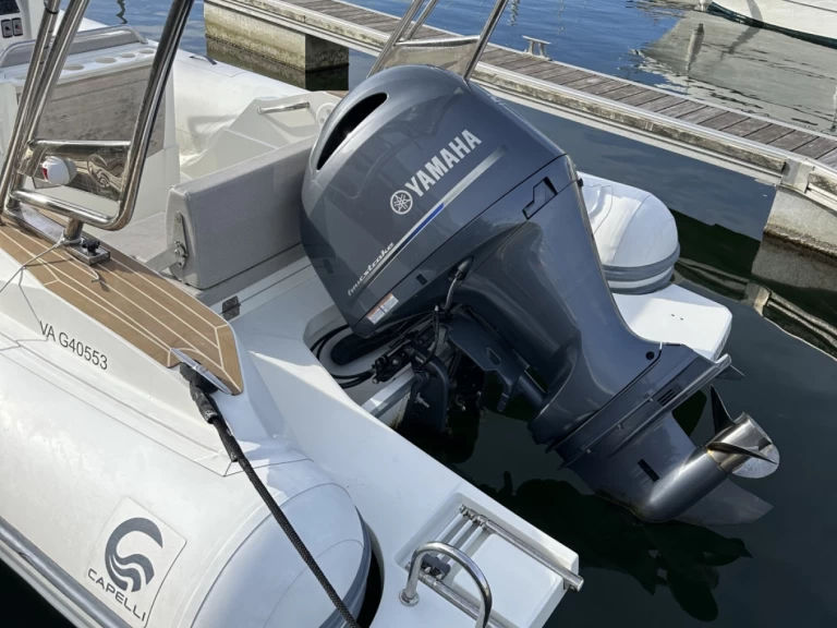 Łódż półsztywna do wynajmu w Arzon w najlepszej cenie