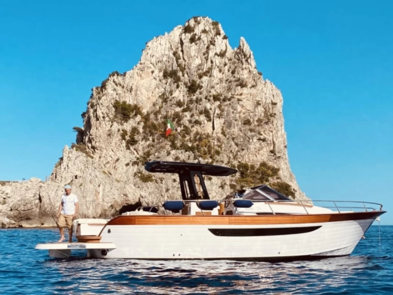 Mimi LIBECCIO 11 WALKAROUND między profesjonalistami a osobami prywatnymi w Sorrento